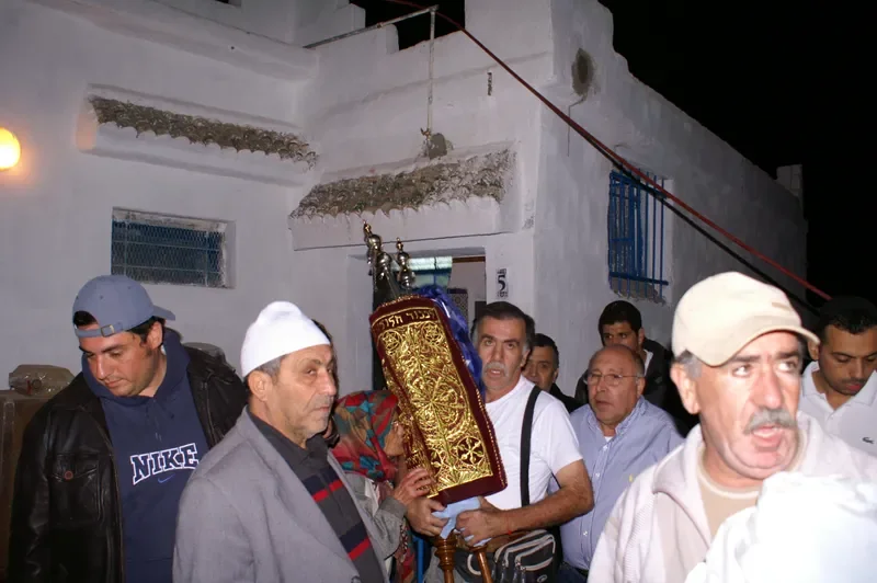 עולי רגל יהודים בתפילה ליד הציון הקדוש