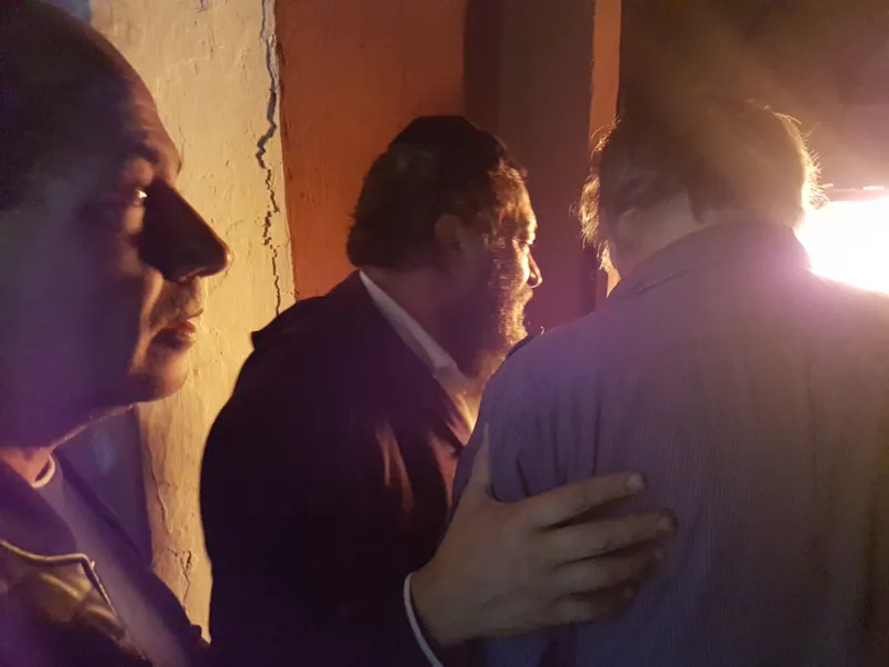 הדלקת נרות ביום ההילולה — אלפי נרות בוערים לכבוד הצדיק
