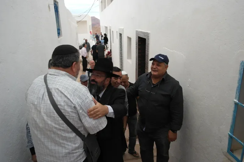 שיירת עולי הרגל בדרך לציון — אנשים עולים להר לכבוד הצדיק