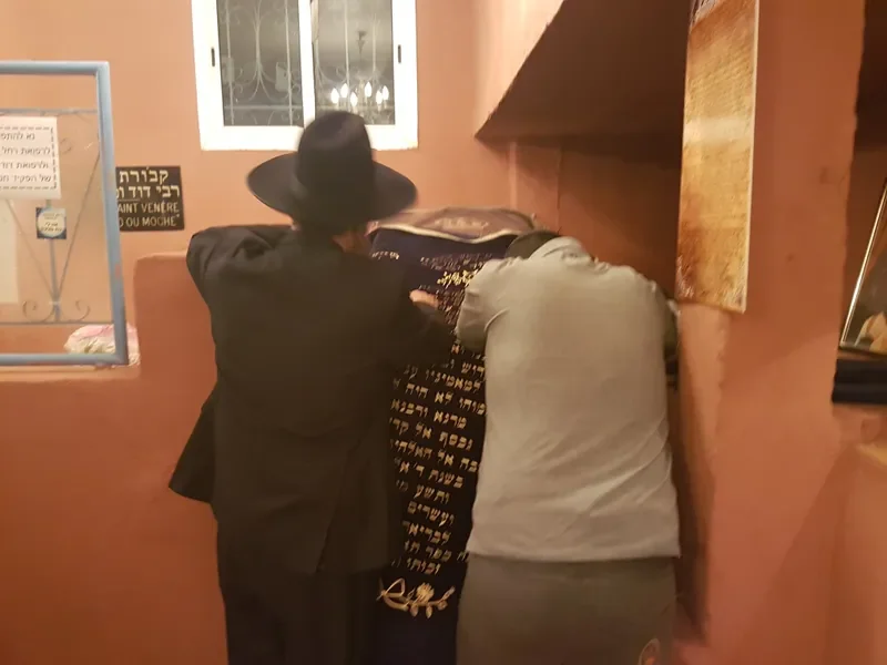 ציון רבי דוד ומשה זיע״א — עולי רגל מתפללים ליד הקבר הקדוש